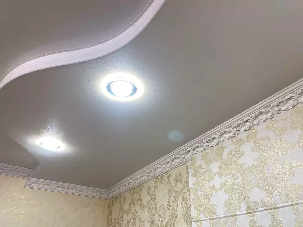 Комбинированный натяжной потолок с точечными светильниками — Пермь, Куйбышева, 149, фото 1